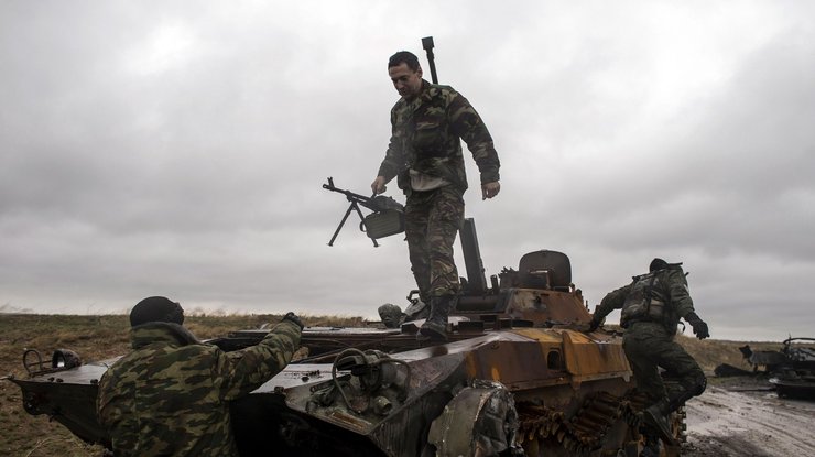 На Донбассе боевики применяют танки и запрещенные пушки 