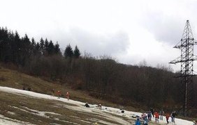 Лыжные соревания в грязи. Фото: prozak.info