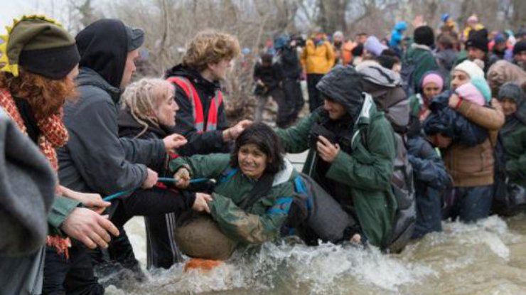 Мигранты перебрались через реку рядом с македонской границей