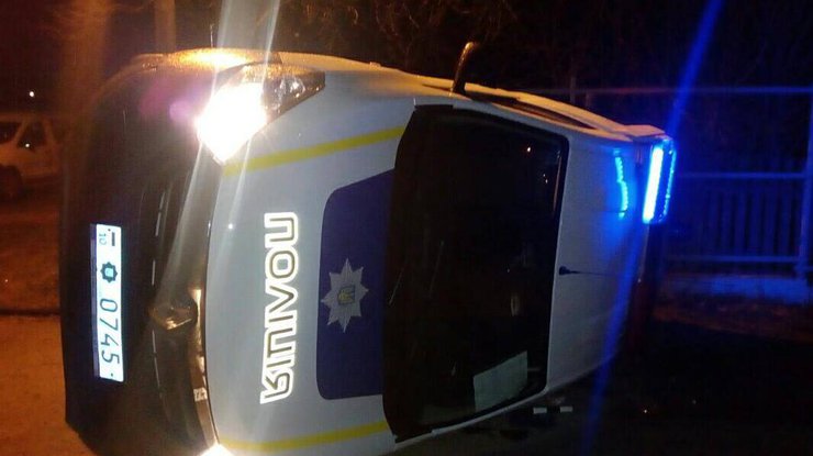 В Киевской области пьяный водитель перевернул авто полиции