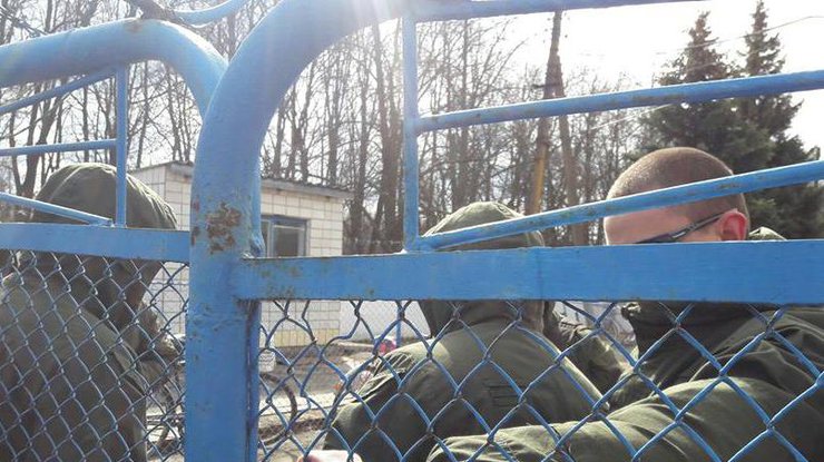 В Полтавской области "зеленые человечки" захватили завод