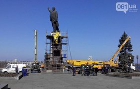 В Запорожье сносят самый большой памятник Ленину