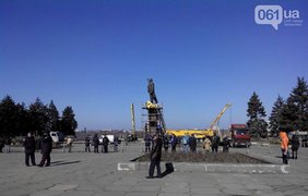 В Запорожье сносят самый большой памятник Ленину