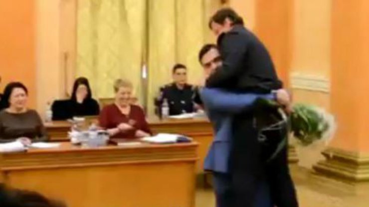 Депутата Александра Боровика вынесли на руках из мэрии / Фото: кадр из видео