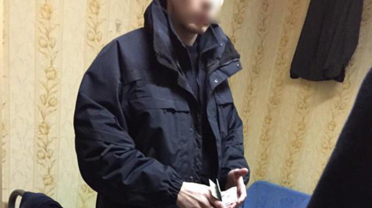 В Киеве командир роты полиции попался на краже $11 тыс.