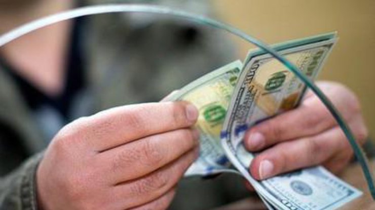 Сейчас на Кубе действует 10-процентный налог на обменные операции с долларом