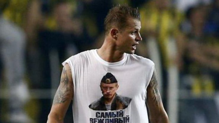 Футболист Дмитрий Тарасов в футболке с Путиным