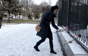 В Киеве у посольства России возложили цветы погибшим в Ростове