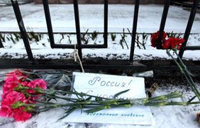 В Киеве у посольства России возложили цветы погибшим в Ростове
