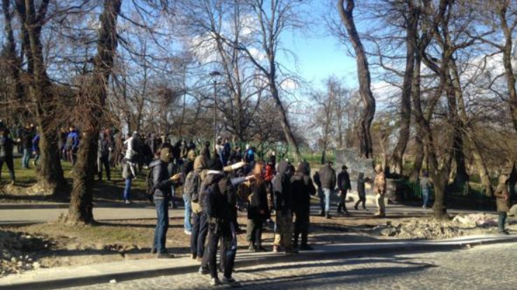 Во Львове активистов ЛГБТ забросали камнями. Фото Твиттер/@hromadskelviv 