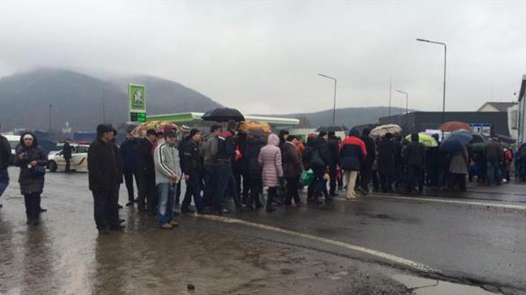 Трасса Киев-Чоп вновь перекрыта из-за протеста ПТУ