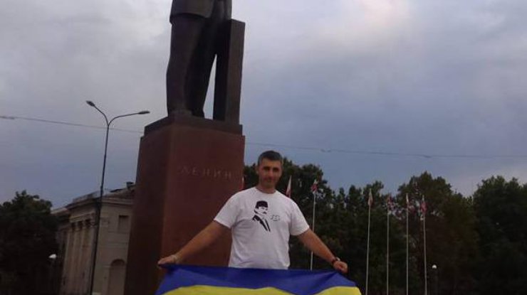 В Крыму татарина оштрафовали за фото с украинским флагом 