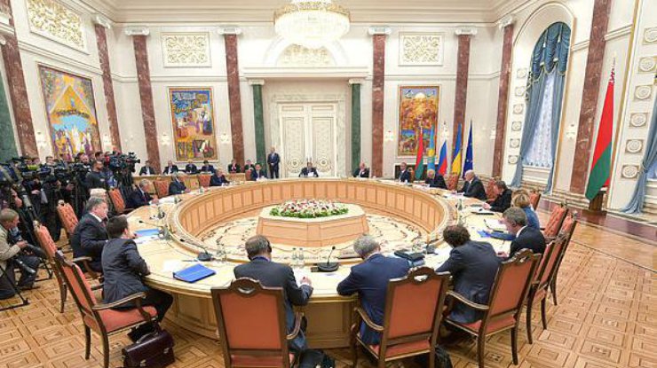 В Минске договорились остановить учебные стрельбы на Донбассе