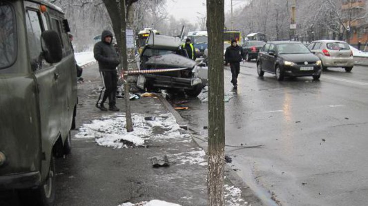 В Киеве два человека погибли в аварии