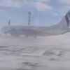 В Норильске мощный ветер развернул Boeing-737 (видео)