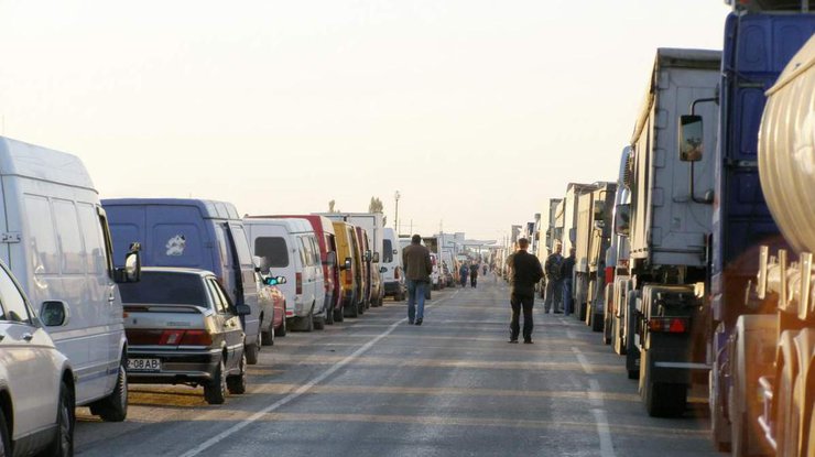 Почти 800 автомобилей стоят в заторах на ападной границе Украины