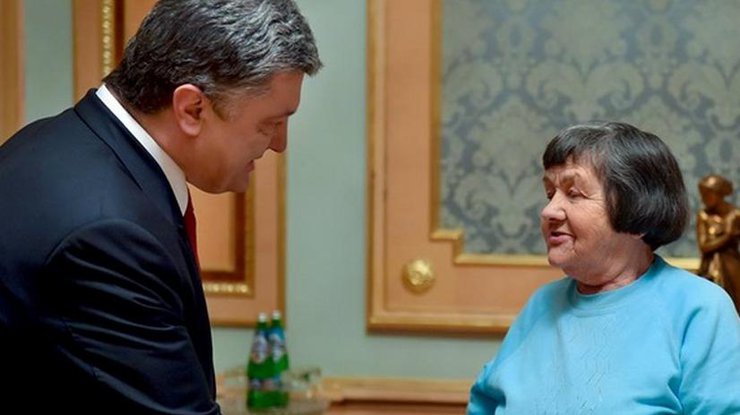 Порошенко обсудил с матерью Надежды Савченко вопросы влияния на Россию. Фото: president.gov.ua