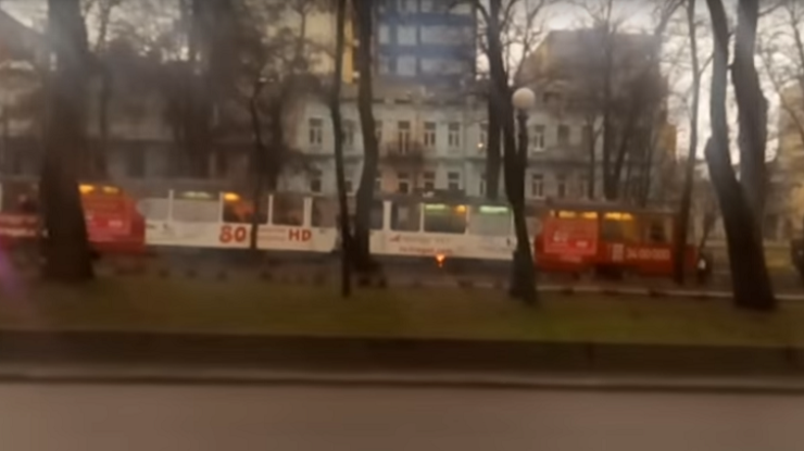 В центре Днепропетровска горел трамвай. Кадр из видео