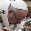 Папа Римский омыл ноги беженцам