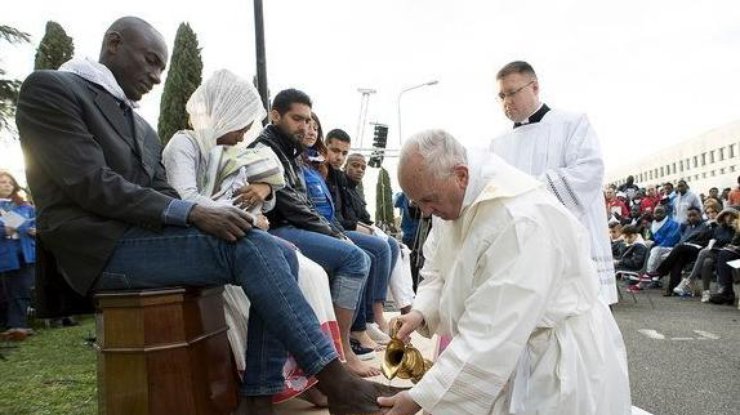 Франциск также омыл и поцеловал ноги 12 верующим