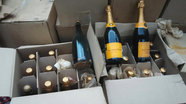 В Одессе уничтожили поддельное шампанское / Фото: из Facebook