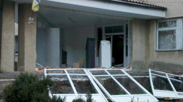 Взрывом выбило входные двери и стекла