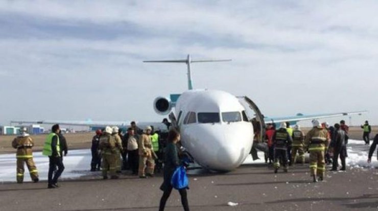 В Астане самолет едва не разбился при посадке без шасси