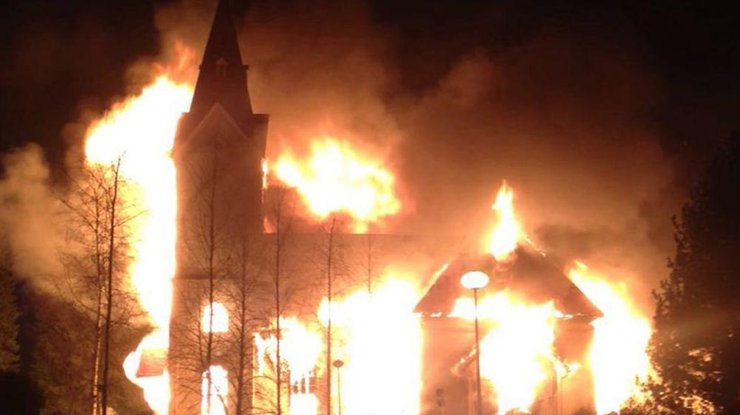 В Финляндии сожгли древнюю церковь перед пасхальной службой