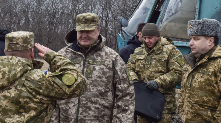 Президент Украины Петр Порошенко с визитом на Донбассе / Фото: из Twitter