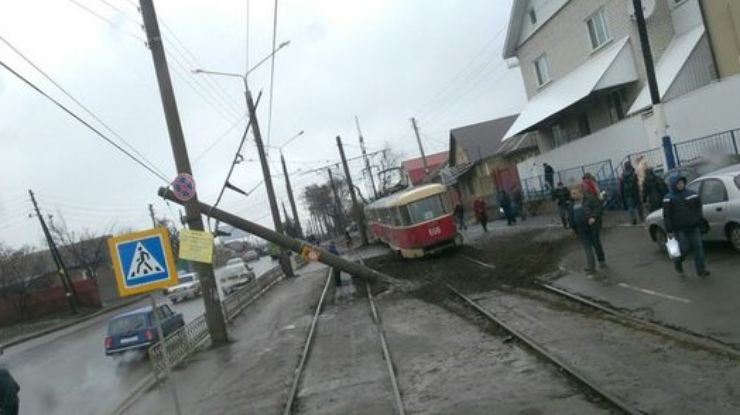 В Харькове трамвай сошел с рельсов и снес столб