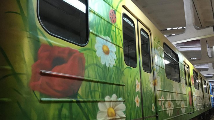 В Киевском метро запустили поезд разрисованный цветами
