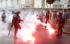 Во Франции забастовки и протесты нарушили транспортное сообщение