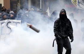 Во Франции забастовки и протесты нарушили транспортное сообщение