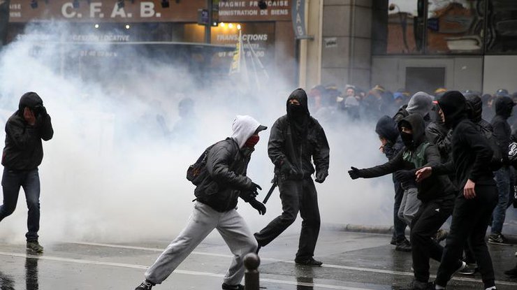 Париж потрясли массовые беспорядки и протесты