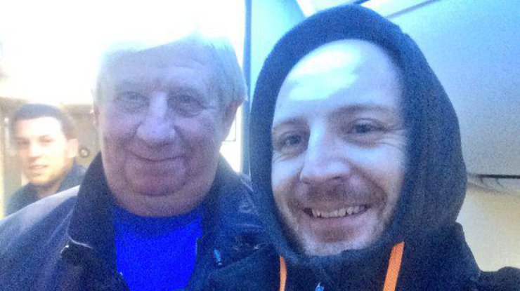 Виктор Шокин с журналистом в аэропорту "Борисполь"