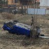 В Киеве Lexus врезался в остановку и сбил пешехода (фото)