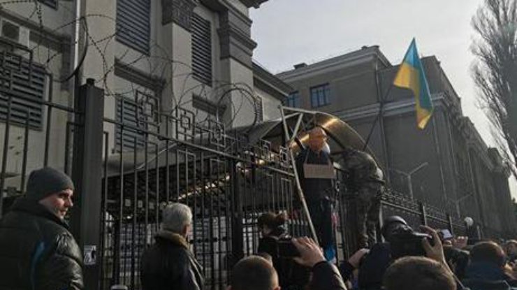 Митингующие начали бросать яйца в здание посольства
