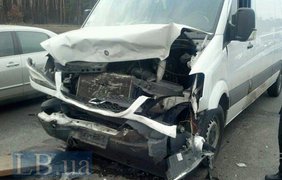 В Киеве водитель протаранил два автомобиля