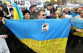 Возле посольства России собралось больше 500 людей