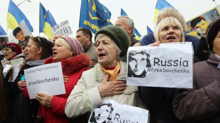 В Киева возле посольства России митингуют в поддержку Савченко 