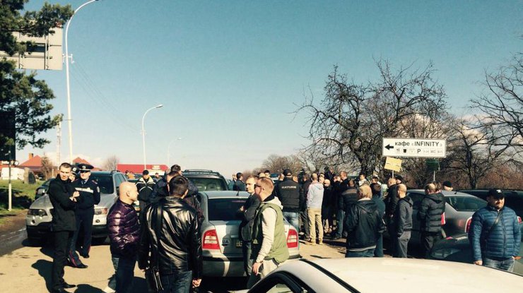 В Закарпатье водители перегородили проезд на украинско-словацкой границе