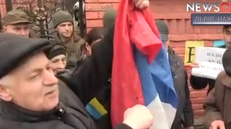Во Львове напали на консульство России 