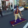 В Сан-Франциско "Аладдин" прокатился по улицам на чудо-ковре (видео)