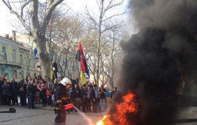 Активисты подожгли шины в знак протеста 