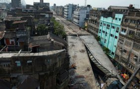 В Индии погибло 23 человека, еще десятки остаются под завалами эстакады 