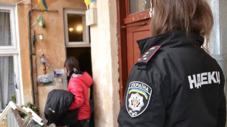 Пьяный житель бросался посудой в полицейских / Фото: сайт Львовской полиции