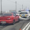 В Киеве на мосту Патона Hundai протаранил авто полицейского (фото)