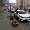 В Киеве нарушителям парковки вешают наклейки с оскорблениями (фото)