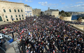Тысячи мальтийцев требуют отставки премьера