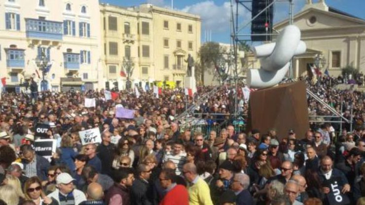 Тысячи мальтийцев требуют отставки премьера
